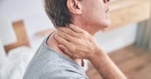 ألم الرقبة المفاجئ.. علامة الإصابة بالسكتة الدماغية التي يتجاهلها كثيرون
