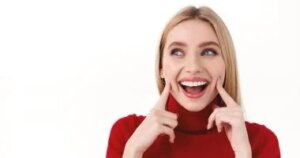 ابتسامة أكثر بياضًا: 5 طرق لتبييض الأسنان بمكونات طبيعية متوفرة في كل منزل