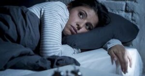 "الأرق المتناقض": حين ينام جسدك لساعات لكن عقلك يرفض أن يصدق ذلك