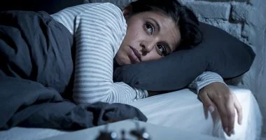 "الأرق المتناقض": حين ينام جسدك لساعات لكن عقلك يرفض أن يصدق ذلك