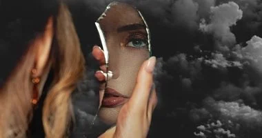 التوتر النفسي يسرّع شيخوخة وجهك.. علامات تظهر في المرآة قبل أوانها.