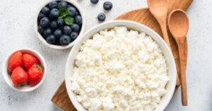 الجبن القريش قبل النوم.. كيف يترجم بروتينه بطيء الهضم إلى ليلة هادئة ونوم عميق؟