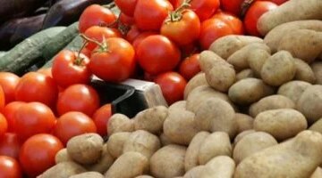 الطماطم تسجل 5 جنيهات قائمة أسعار الخضراوات والفاكهة اليوم في