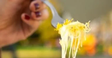 الكنافة بالجبنة بقوامها الذهبي ومطّة الجبن المثالية.. وصفة سريعة تنجح من أول مرة.