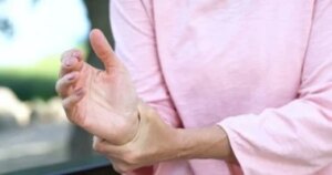 انخفاض الحرارة يفاقم آلام التهاب المفاصل.. آلية علمية بسيطة وخطوات عملية لتجنبها