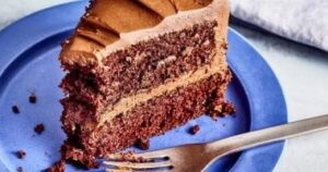 بدون عجان أو مضرب.. أسهل كيكة شوكولاتة ناجحة من المرة الأولى في وعاء واحد.