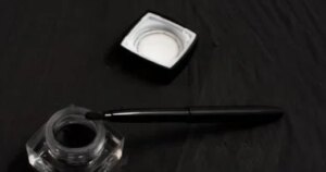 بديل آمن لكحل الأسواق.. طريقة تحضير الكحل الأسود في المنزل بـ 4 مكونات طبيعية