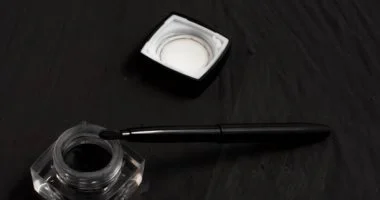 بديل آمن لكحل الأسواق.. طريقة تحضير الكحل الأسود في المنزل بـ 4 مكونات طبيعية