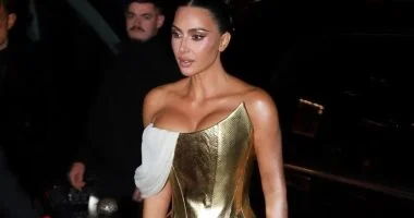 بعد 28 عاماً.. كيم كارداشيان تعيد إحياء فستان كيت موس الأسطوري.