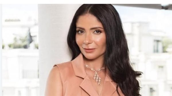 بعيدًا عن النجم المساعد.. منى زكي تفرض معادلة جديدة للبطولة النسائية في السينما.