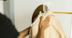 ترتيب الملابس الشتوية: الطريقة التي تنهي فوضى الخزانة وتحمي ملابسك من التلف.