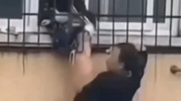 تصرف كأن شيئاً لم يكن عامل صيني ينقذ طفلاً ويعود