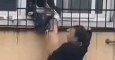 تصرف كأن شيئاً لم يكن.. عامل صيني ينقذ طفلاً ويعود مباشرة إلى عمله