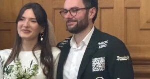 تكاليف الزفاف الباهظة تجبر عريسًا فرنسيًا على بيع مساحات إعلانية على بدلته.