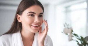 جفاف البشرة في الشتاء ليس حتميًا.. 3 أخطاء شائعة تمنع ترطيبها بفاعلية.