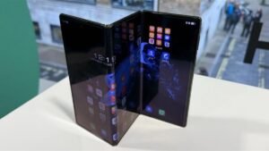 سامسونج تتجاوز الهواتف القابلة للطي المزدوجة بتصميم Galaxy Z TriFold الثلاثي.