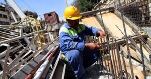 سعر الحديد يتجنب التقلبات.. كيف تكبح قوة الدولار وتراجع الطلب حركته؟