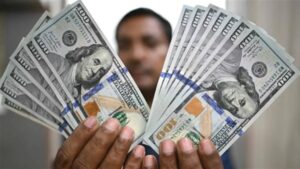 سعر الدولار يسجل مساراً متضارباً.. ارتفاع في معظم البنوك وتراجع بمصرف أبوظبي