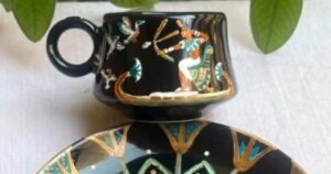 شغفها بالتاريخ الفرعوني يدفع مهندسة مصرية لنقش تفاصيله على أكواب نستخدمها يوميًا