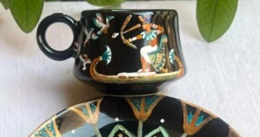 شغفها بالتاريخ الفرعوني يدفع مهندسة مصرية لنقش تفاصيله على أكواب نستخدمها يوميًا