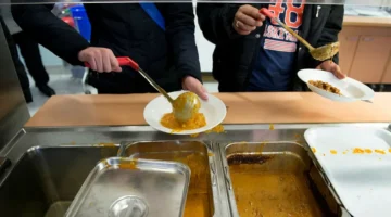 عقاب مصادرة الهاتف يتحول إلى اعتداء طالبة تلقي الشوربة في.webp