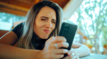 غطاء هاتف بوزن 27 كغم يحوّل إدمانك الرقمي إلى عبء