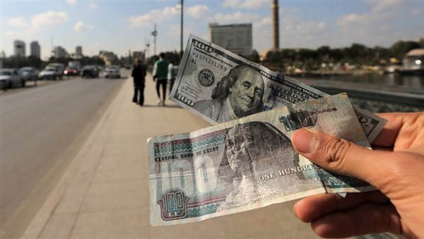 فجوة سعر الدولار تتسع.. تراجع رسمي في البنوك يقابله اشتعال بالسوق الموازية.