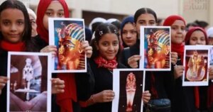 في مشهد يعبر آلاف السنين.. طالبات مصريات يستحضرن عظمة ملوك مصر القديمة