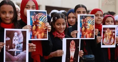 في مشهد يعبر آلاف السنين.. طالبات مصريات يستحضرن عظمة ملوك مصر القديمة
