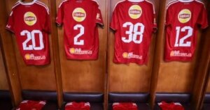 قمصان اللاعبين تصطف.. غرفة ملابس الأهلي في كامل الجاهزية قبل لقاء بتروجت