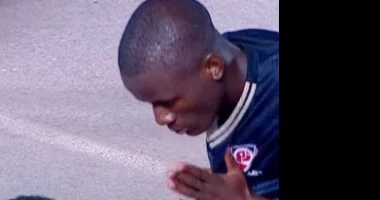 كيف تحول لاعب بتروجت إلى بطل في عيون جماهير الأهلي؟