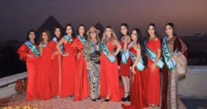 ملكات جمال من 5 قارات يخترن الأهرامات لإطلالة تجمع بين التاريخ والجمال.