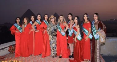 ملكات جمال من 5 قارات يخترن الأهرامات لإطلالة تجمع بين التاريخ والجمال.