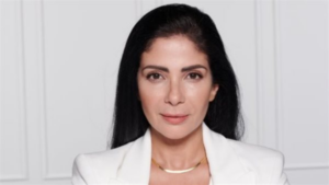 منى زكي تفرض معادلتها الخاصة في البطولة النسائية وتغير وجه السينما العربية.