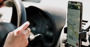 وداعا للبطارية الفارغة.. خرائط جوجل تختبر وضع توفير الطاقة لتمديد رحلاتك الطويلة