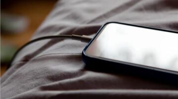 هاتفك على الشاحن بجوارك ليلاً تحقيق يكشف كيف تحولت عادة