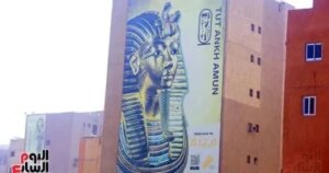 وجوه الفراعنة تضيء مباني الجيزة احتفالاً بقرب افتتاح المتحف الكبير