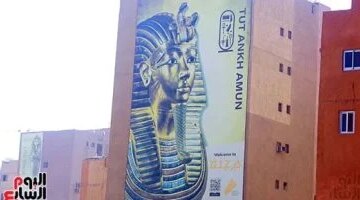 وجوه الفراعنة تضيء مباني الجيزة احتفالاً بقرب افتتاح المتحف الكبير