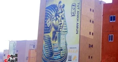 وجوه الفراعنة تضيء مباني الجيزة احتفالاً بقرب افتتاح المتحف الكبير