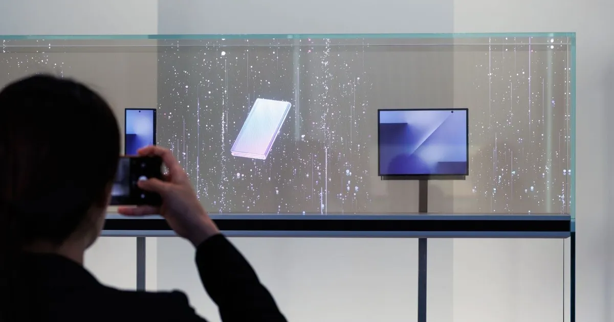 وداعًا للأجهزة اللوحية؟ هاتف سامسونج ثلاثي الطي يضع معيارًا جديدًا للأجهزة المحمولة.