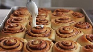 طريقة عمل صوص السينابون خطوة بخطوة بعجينة الجاهز