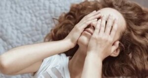 6 عادات يومية بسيطة تهزم الطاقة السلبية وتعزز صلابتك النفسية أمام الضغوط.