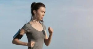 آلام الظهر بسبب العمل المكتبي؟ 5 تمارين منزلية تعيد استقامة عمودك الفقري.