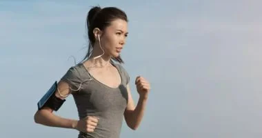 آلام الظهر بسبب العمل المكتبي؟ 5 تمارين منزلية تعيد استقامة عمودك الفقري.