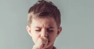 أعراض متشابهة وخطورة مختلفة.. متى يتحول الفيروس المخلوي إلى التهاب رئوي عند الأطفال؟