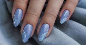 ألوان الشوكولاتة والتوت الداكن: كيف أعادت البساطة الفاخرة تعريف اتجاهات طلاء الأظافر لشتاء 2026.