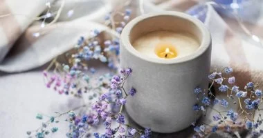 اختيار شمعة غير مناسبة قد يلوث طاقة بيتك.. خبراء يكشفون الفارق بين الطبيعي والصناعي.