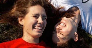 استعادة الشعور بالسعادة يبدأ من عقلك.. عادات يومية بسيطة تغير كيمياء الدماغ