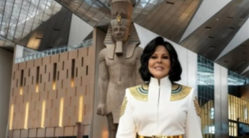 البرومبت الدقيق الذي يصنع صورًا لزي فرعوني بواقعية فوتوغرافية داخل