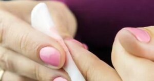 التصق صمغ الأظافر بجلدك؟ لا تفركيه.. إليكِ الحل بمكونات من مطبخك.